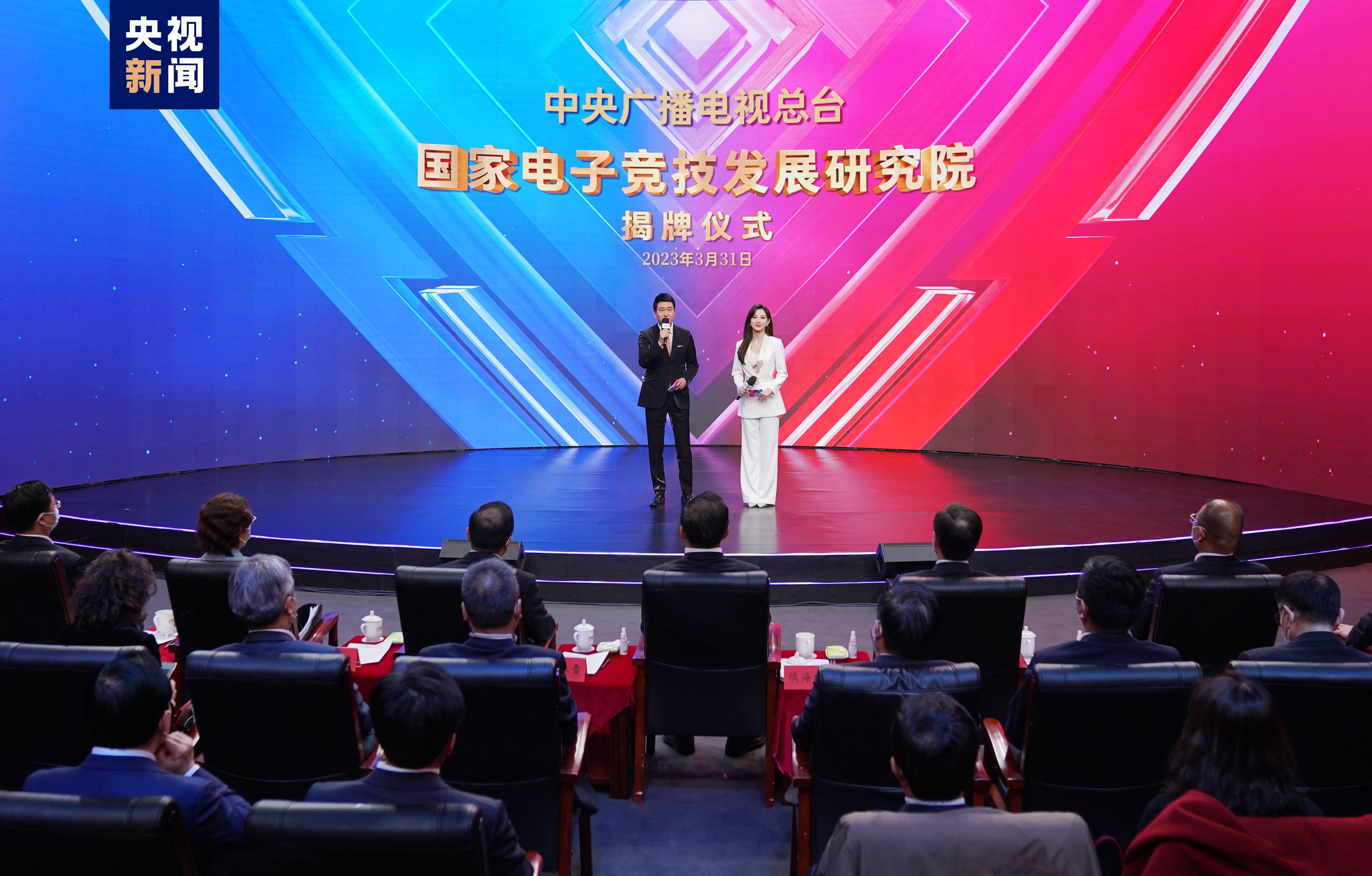 金年会：赚奶粉钱？谢娜挺孕肚拍广告 穿宽松连衣裙孕味足